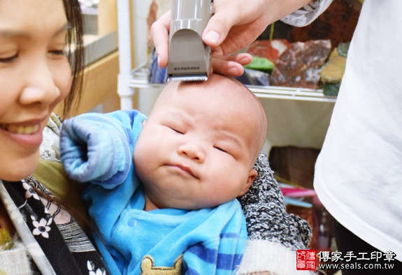 剃胎毛、滿月剃頭、嬰兒剃頭、嬰兒理髮、嬰兒剃髮、嬰兒剃胎毛、嬰兒滿月剃頭、寶寶剃頭、剃胎毛儀式、剃胎毛吉祥話、滿月剃頭儀式、滿月剃頭吉祥話、寶寶剃胎毛、寶寶滿月剃頭理髮、新北永和區剃胎毛、新北永和區滿月剃頭、新北永和區嬰兒剃頭剃胎毛、新北永和區嬰兒理髮、新北永和區嬰兒剃髮、陳寶寶(新北永和區嬰兒寶寶滿月剃頭理髮、免費嬰兒剃胎毛儀式吉祥話)。中國風會場，爸媽寶貝免費穿「日中韓」古裝禮服。專業拍照、DVD光碟、證書。★購買「臍帶章、肚臍章、胎毛筆刷印章」贈送：剃頭、收涎、抓周，三選一。2016.01.03 照片18